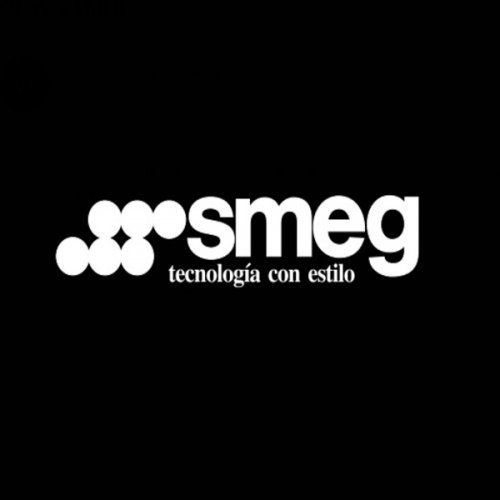Para SMEG el estilo es un primer lugar una noci&oacute;n distintiva, una actitud comunicativa de producto a trav&eacute;s del cual se vive un electrodom&eacute;stico. Cuenta con unos dise&ntilde;os italianos ideados por renombrados arquitectos y dise&ntilde;adores.
En la cocina se consolida el encuentro entre todos los elementos de los proyectos: altas prestaciones interpretativas de necesidades y funciones, est&eacute;tica y relaciones con el ambiente.
Los laboratorios certificados Smeg, a trav&eacute;s del conocimiento de materiales y de la m&aacute;s avanzada tecnolog&iacute;a, interpretan as&iacute; las exigencias del vivir contempor&aacute;neo, exprimiendo en los productos cualidades esenciales como la duraci&oacute;n, la seguridad, la flexibilidad de uso y la amenidad. Constantes y severas pruebas de calidad.
&nbsp;
&nbsp;